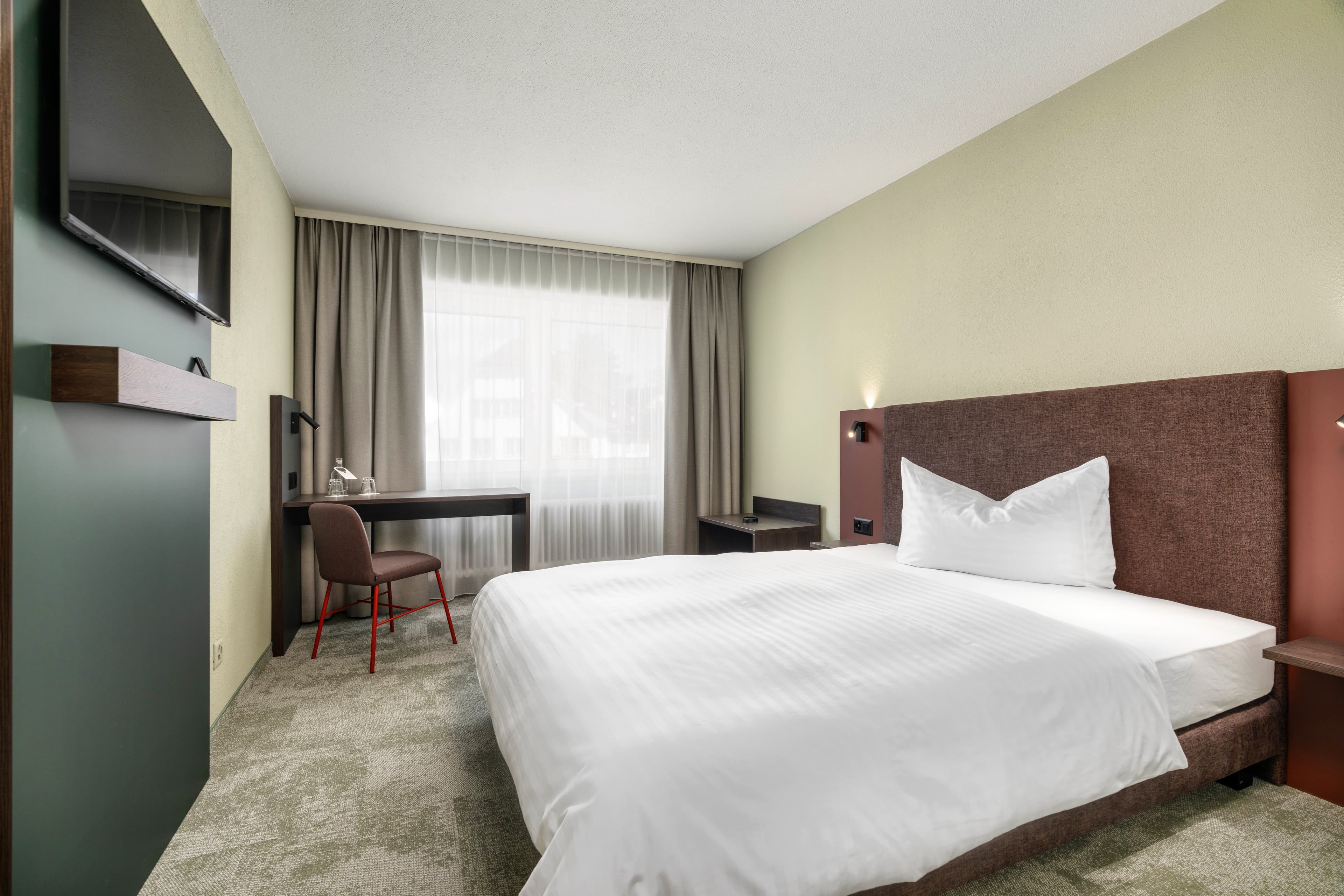 Standard double room at the B Smart Hotel Schonenwerd with double or twin bed option equipped with a desk and a TV